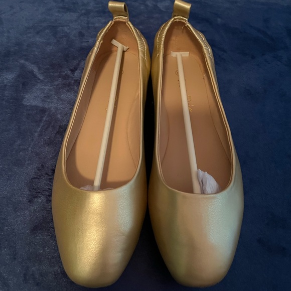 ⭐️ Gold Flats ⭐️ - Picture 4 of 6